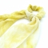 Cinta elástica con pañuelo de color amarillo-blanco un accesorio de moda.