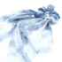 Goma con pañuelo para mujer un accesorio de moda, color azul-blanco.