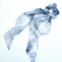 Goma con pañuelo para mujer un accesorio de moda, color azul-blanco.
