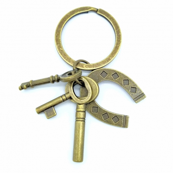 Llavero amuleto de la protección con herradura color dorado viejo, diseño original.