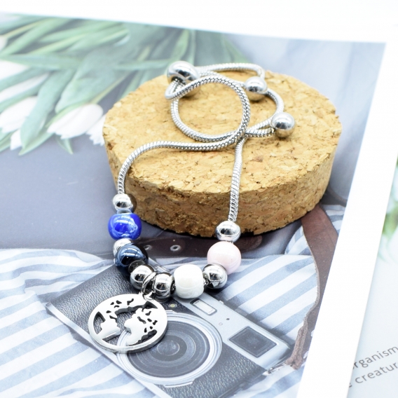 Pulsera con el mundo y cuentas de colores de acero quirúrgico.