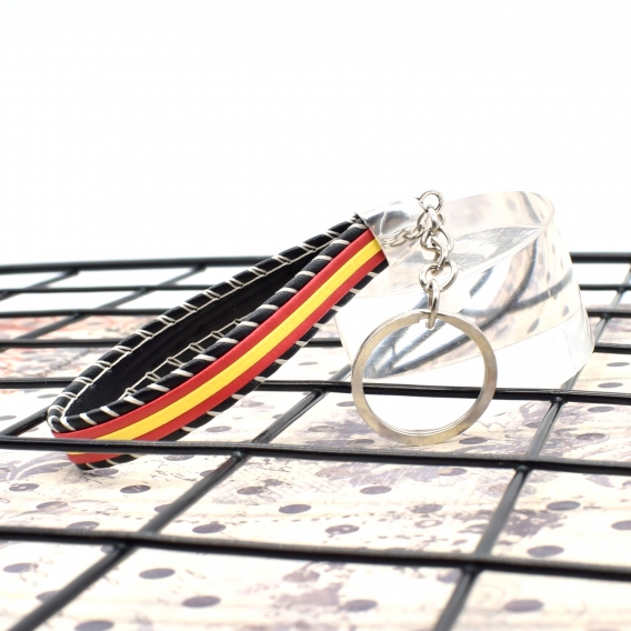 Llavero bandera de España con fondo negro para llaves de coche y casa.