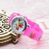 Reloj analógico infantil, color rosa con dibujos de fresas. Regalo para niña