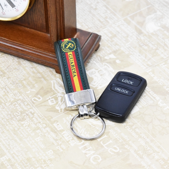 Llavero de la Guardia Civil con el escudo y la bandera de España, en cuero verde.