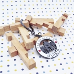 Llavero con la bandera España, metálico para hombre o mujer.