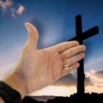 Collar colgante con cruz y la oración padre nuestro dorada y plateada en forma cruz o redonda