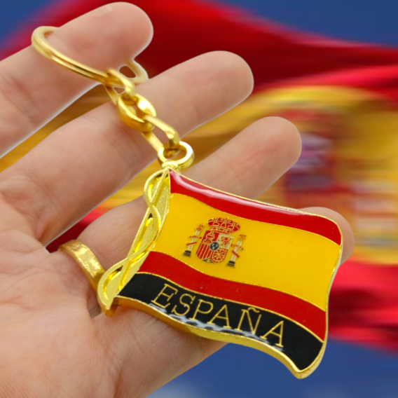 Llavero con forma de bandera de España color dorado para coche.