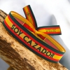 Pulsera bordada soy cazador con los colores de la bandera de España y bordes en verde.