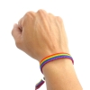 Pulsera bandera LGTBI, orgullo gay, de tela con el arcoíris.