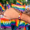 Pulsera de tela LGTBIQ+, Lesbianas, Gays, Transexuales, Bisexuales, Intersexuales y Queer.